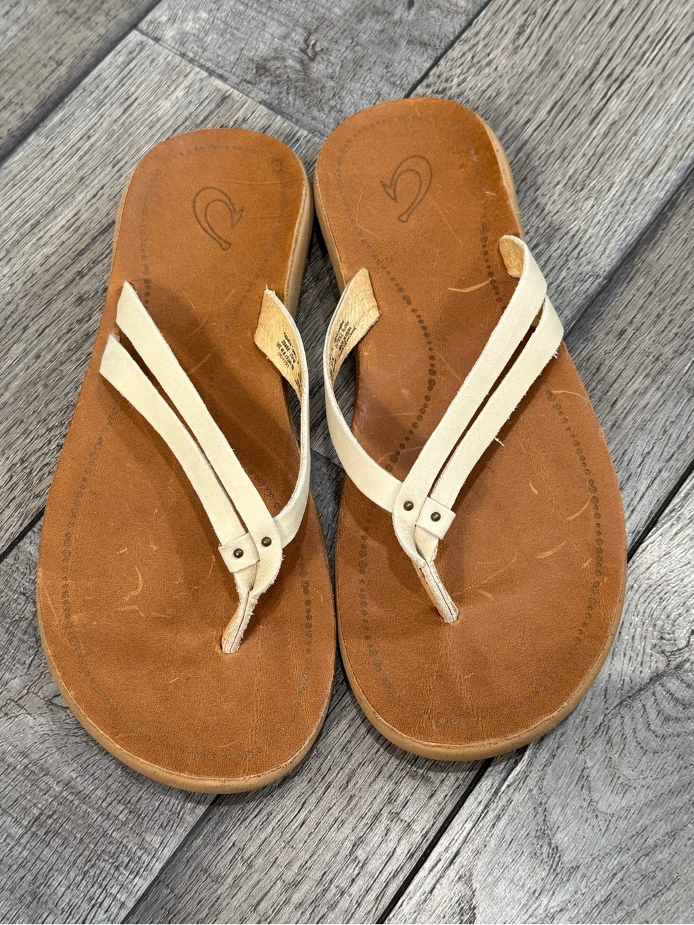 OluKai Kapehe Luana sandals in the Tapa/Sahara colorway